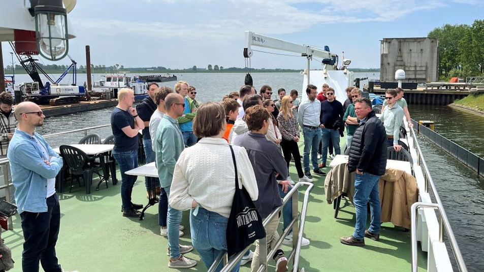 2024PJWJongRWSbijeenkomstZandkreeksluisDeKlerkWerkendam2_Vereniging_van_Waterbouwers.jpg